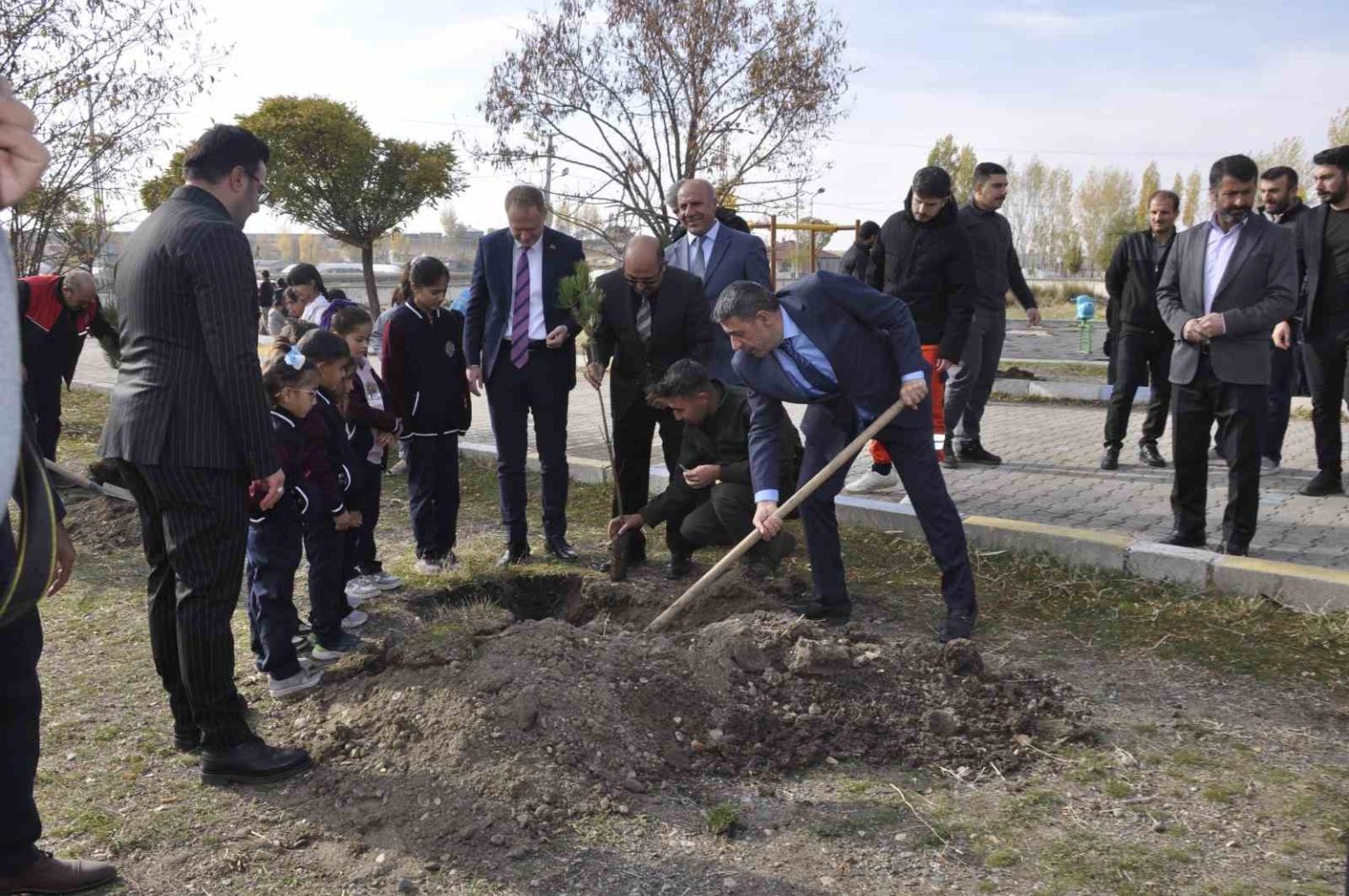 bulanikta-3-bin-fidan-toprakla-bulustu