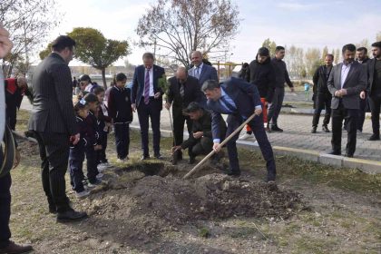 bulanikta-3-bin-fidan-toprakla-bulustu