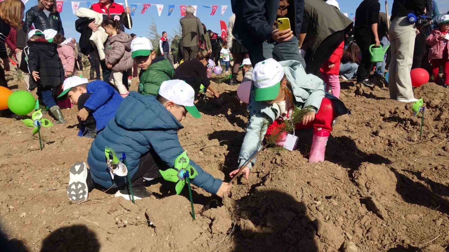 burdurda-gelecege-nefes-insanliga-nefes-diyerek-13-bin-fidan-toprakla-bulusturuldu