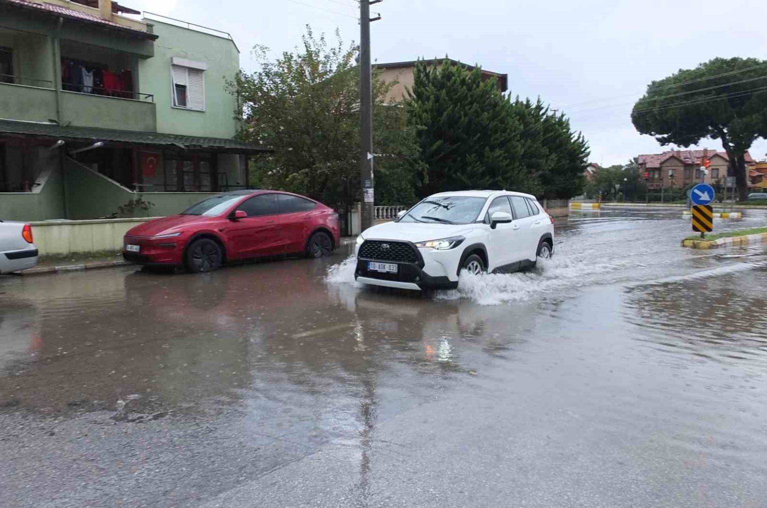 burhaniyede-saganak-yagis-sokaklari-gole-cevirdi