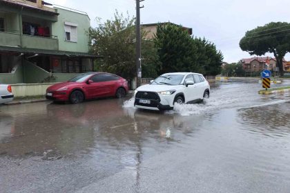 burhaniyede-saganak-yagis-sokaklari-gole-cevirdi