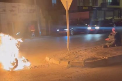 calismayan-motorunu-yakip-karsisina-gecip-izledi