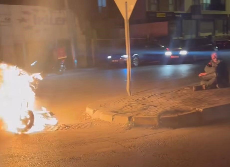 calismayan-motorunu-yakip-karsisina-gecip-izledi