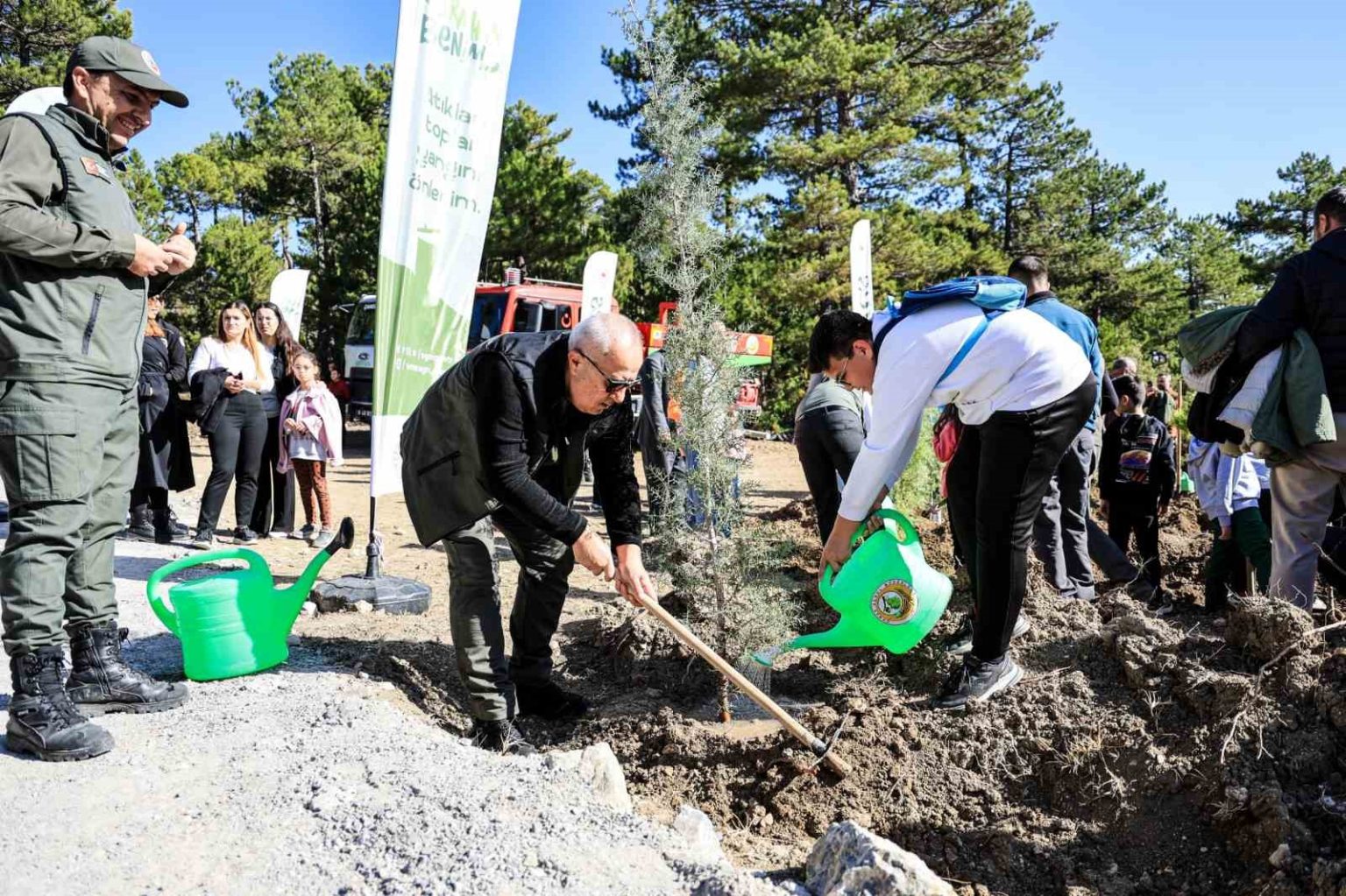 camelide-11-kasim-milli-agaclandirma-gunu-kapsaminda-fidanlar-toprakla-bulustu