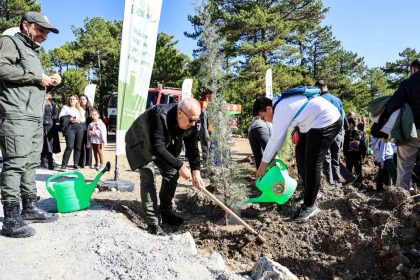 camelide-11-kasim-milli-agaclandirma-gunu-kapsaminda-fidanlar-toprakla-bulustu