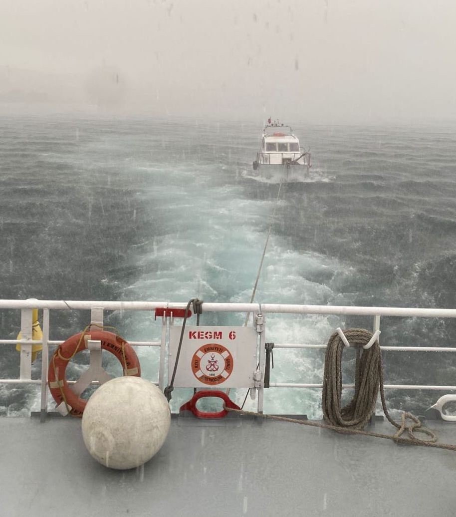 canakkale-bogazinda-makine-arizasi-yaparak-suruklenen-tekne-kurtarildi