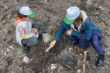 canakkalede-milli-agaclandirma-gunu-cercevesinde-fidanlar-toprakla-bulustu