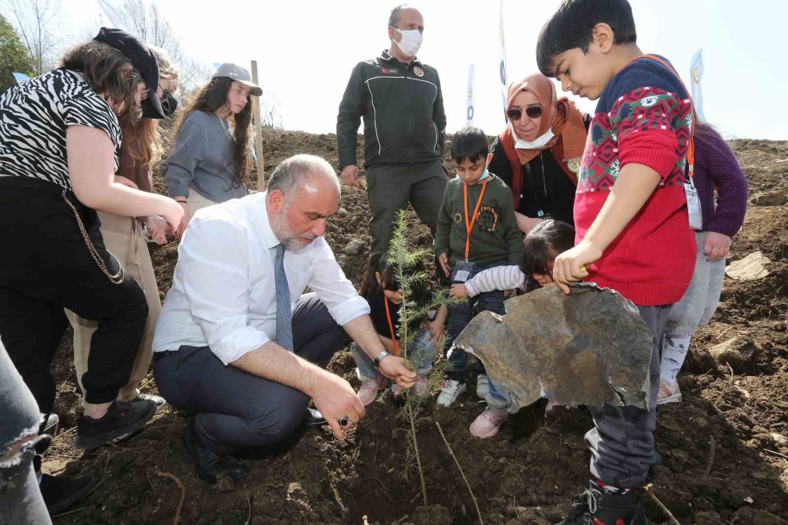 canikte-fidanlar-toprakla-bulustu
