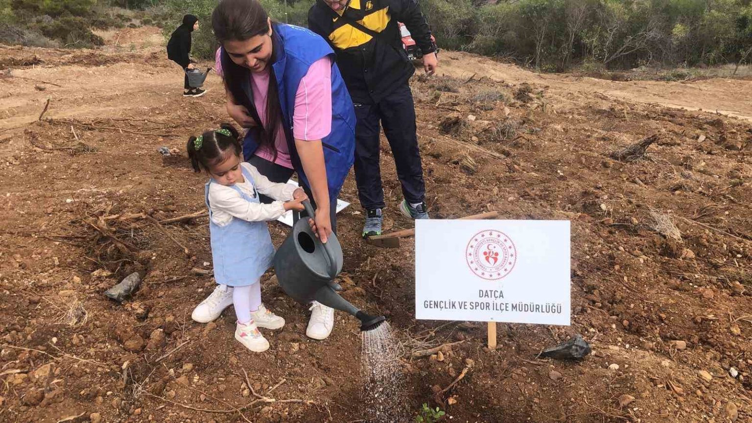 datcada-fidanlar-toprakla-bulustu