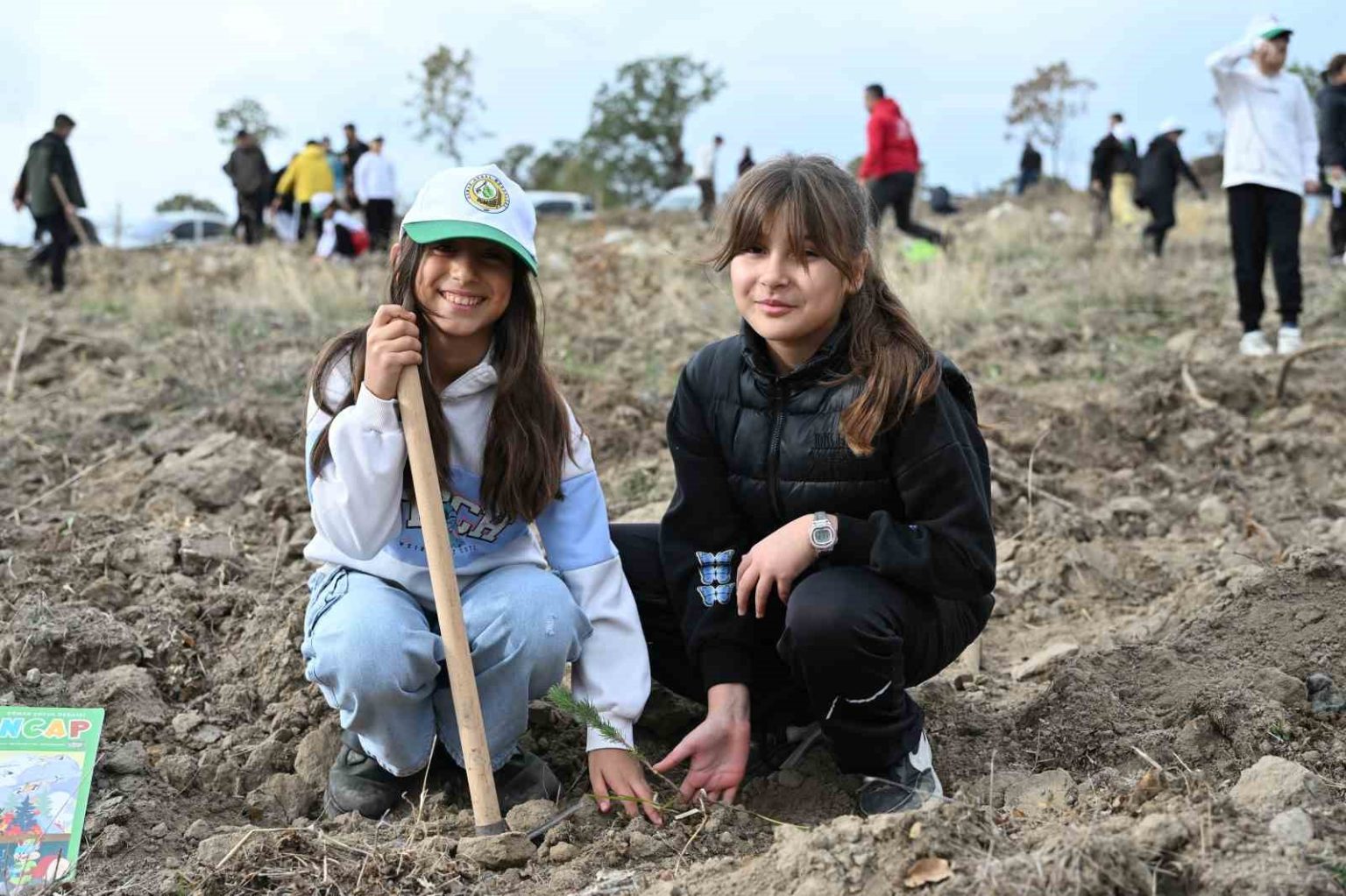 demircide-2-bin-fidan-toprakla-bulustu