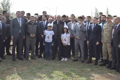dicle-genclik-kampinda-milli-agaclandirma-gununde-toplu-fidan-dikimi-yapildi