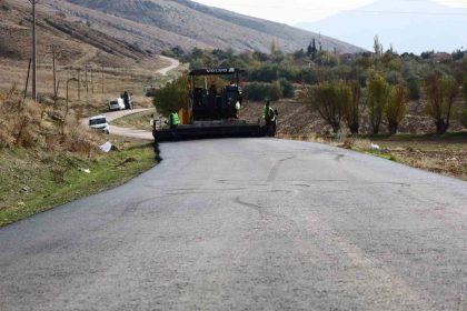 dinarin-koylerinde-sicak-asfalt-calismalari-basladi