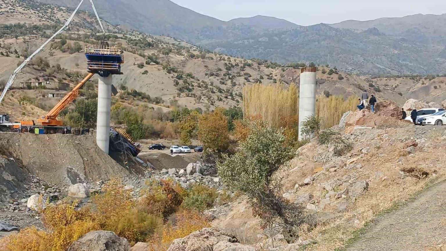 diyarbakirin-kulp-ilcesinde-kopru-insaatinda-meydana-gelen-cokme-sirasinda-yaralanan-4-kisi-hastaneye-sevk-edilirken-2-kisiyi-enkaz-altindan-cikarma-calismalari-devam-ediyor