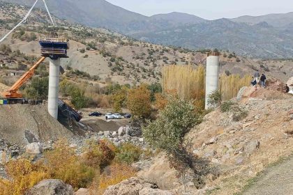 diyarbakirin-kulp-ilcesinde-kopru-insaatinda-meydana-gelen-cokme-sirasinda-yaralanan-4-kisi-hastaneye-sevk-edilirken-2-kisiyi-enkaz-altindan-cikarma-calismalari-devam-ediyor