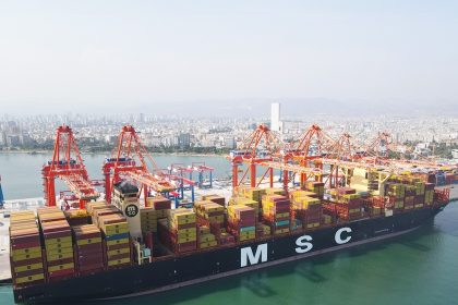 dunyanin-en-buyuk-konteyner-gemisi-mersin-limanina-geldi