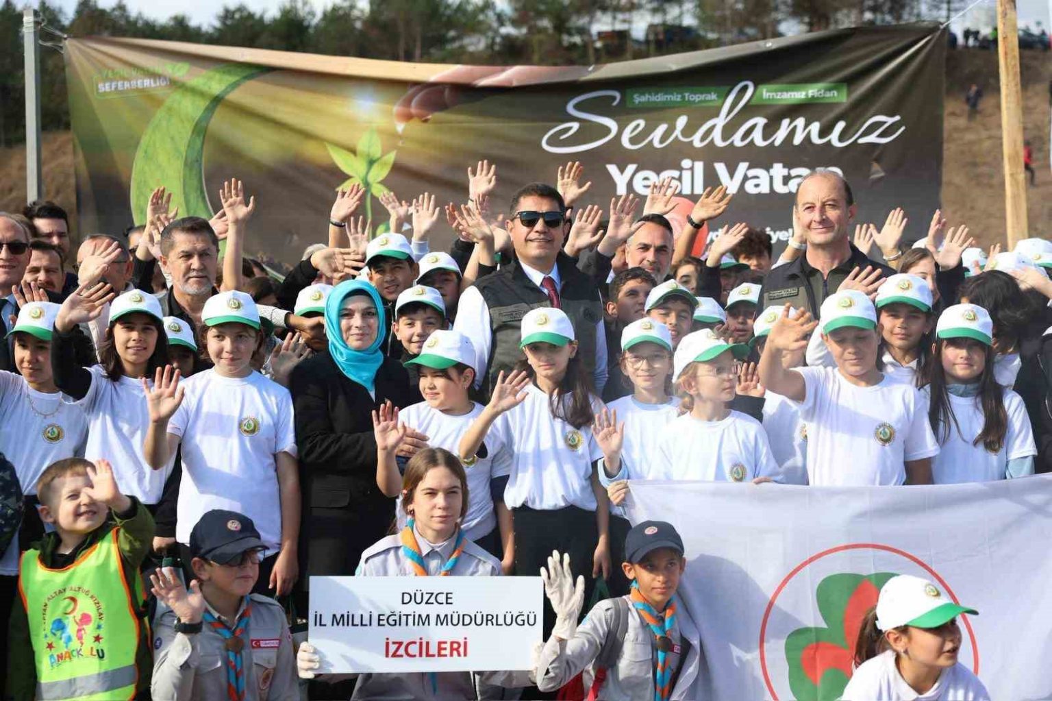 duzcede-43-bin-563-fidan-toprakla-bulustu