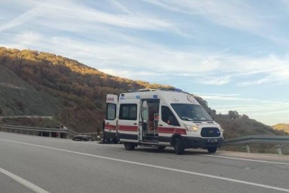 elektrik-diregine-carpan-aracin-surucusu-yaralandi