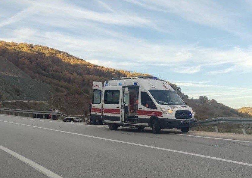 elektrik-diregine-carpan-aracin-surucusu-yaralandi