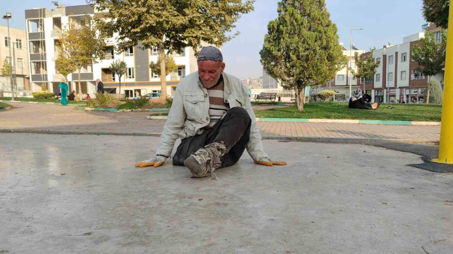 engelli-yasli-adam-surunerek-yasiyor