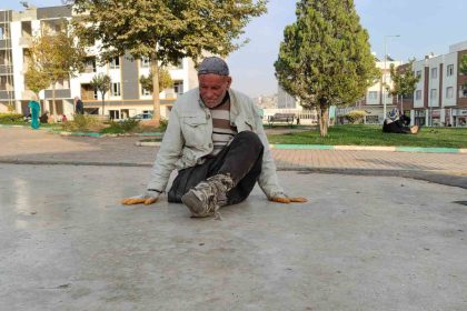 engelli-yasli-adam-surunerek-yasiyor