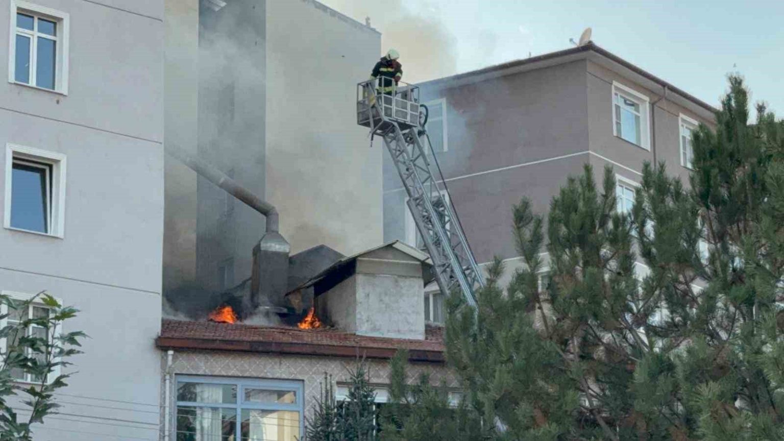 ereglide-is-haninin-catisinda-yangin-panigi