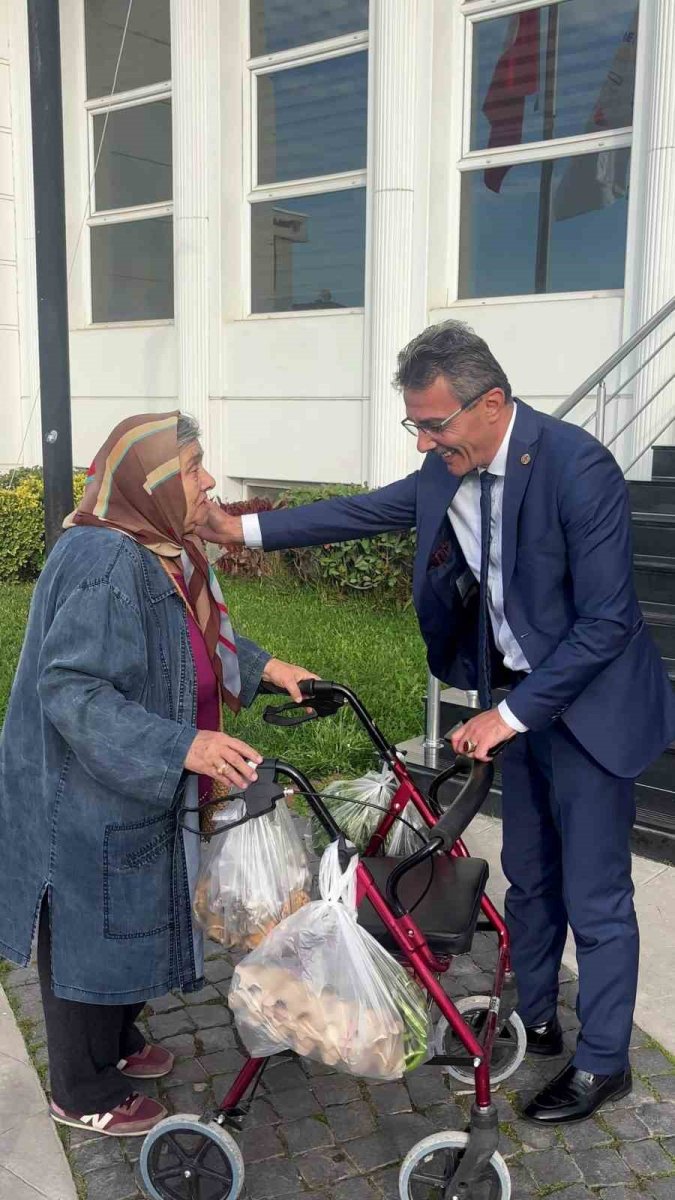 erenlerde-gonulleri-isitan-anlar-makam-aracini-yasli-kadina-tahsis-etti