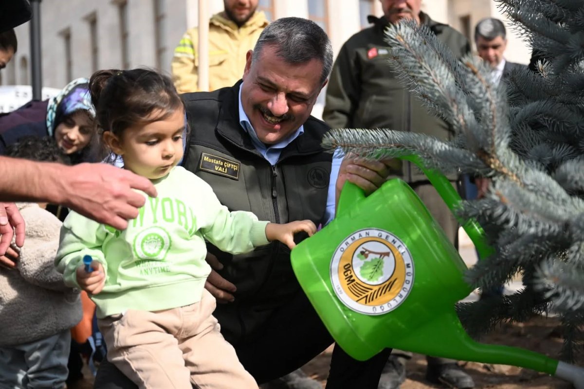 erzurumda-3-bin-fidan-toprakla-bulustu