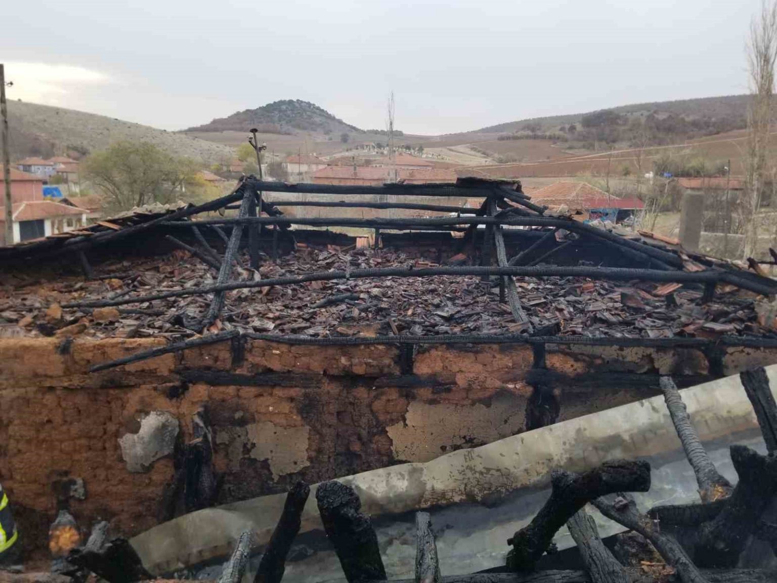 eski-kiyafetleri-tandirda-atese-verdi-cati-alev-alev-yandi