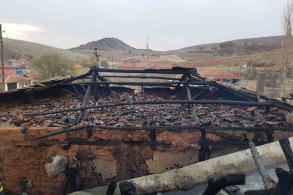 eski-kiyafetleri-tandirda-atese-verdi-cati-alev-alev-yandi