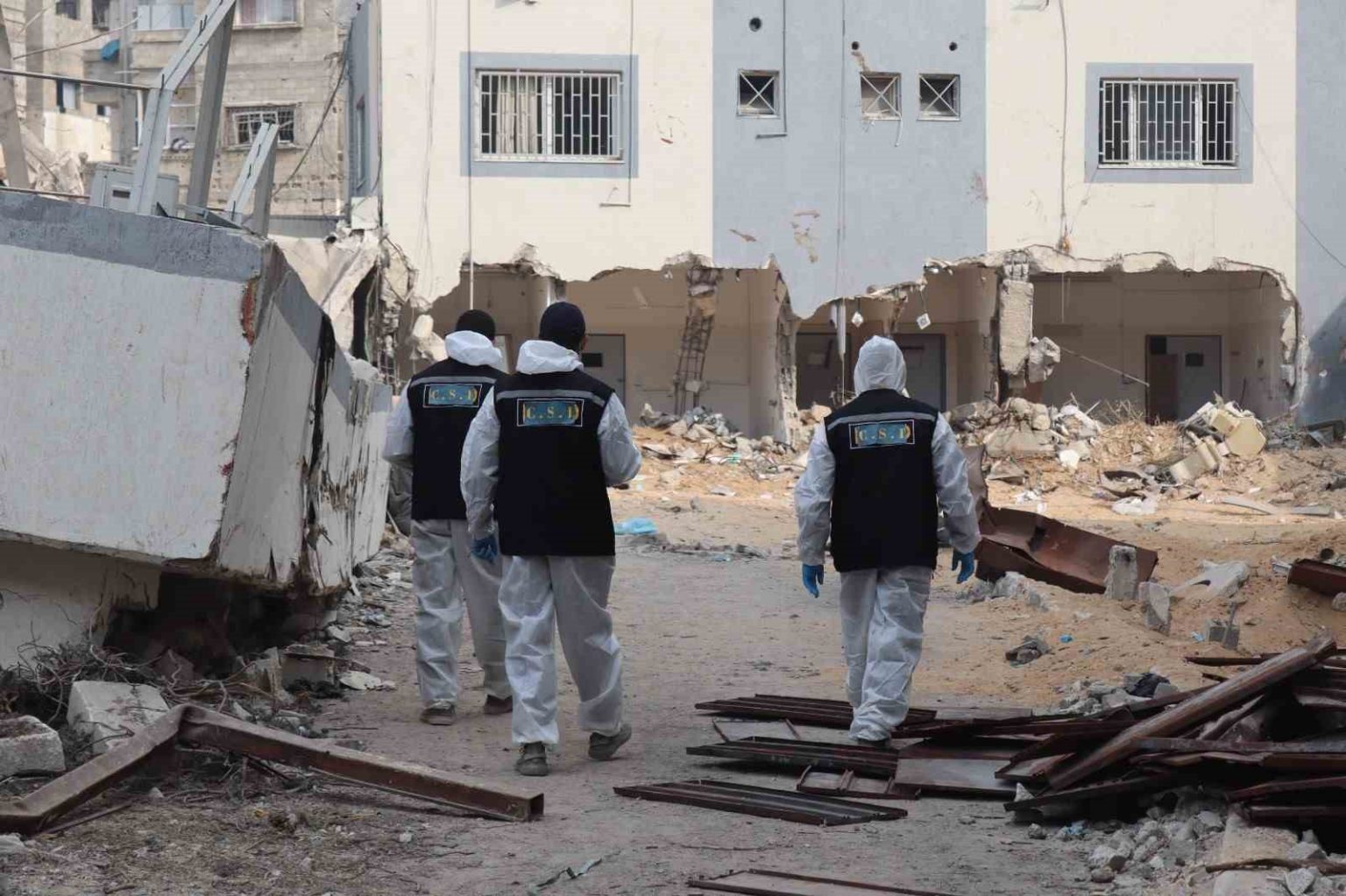 gazzede-toplu-sekilde-defnedilen-cenazeler-kimlik-tespiti-icin-mezarlardan-cikarilmaya-devam-ediyor