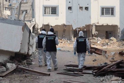 gazzede-toplu-sekilde-defnedilen-cenazeler-kimlik-tespiti-icin-mezarlardan-cikarilmaya-devam-ediyor