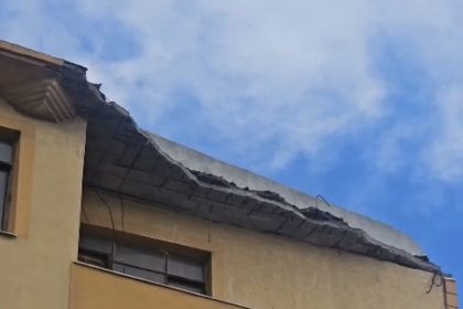 geliboluda-5-katli-binanin-catisinin-bir-kismi-coktu