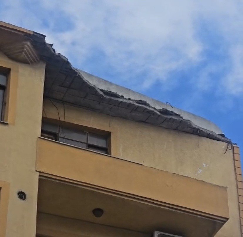 geliboluda-5-katli-binanin-catisinin-bir-kismi-coktu