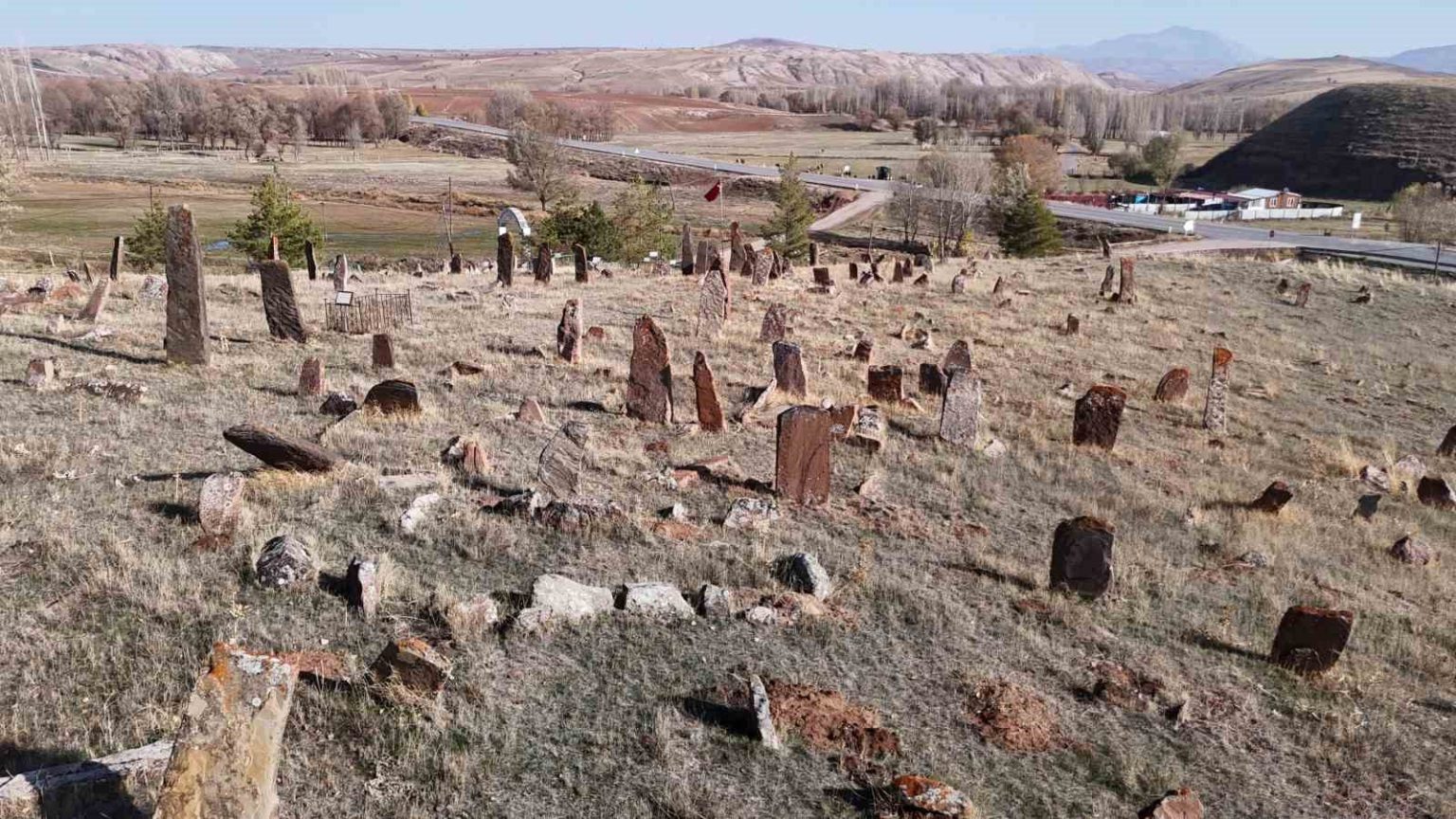 goruntusu-ile-orhun-kitabelerini-andiriyor-gercegi-ogrenenler-ise-hayrete-dusuyor