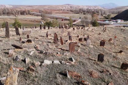 goruntusu-ile-orhun-kitabelerini-andiriyor-gercegi-ogrenenler-ise-hayrete-dusuyor