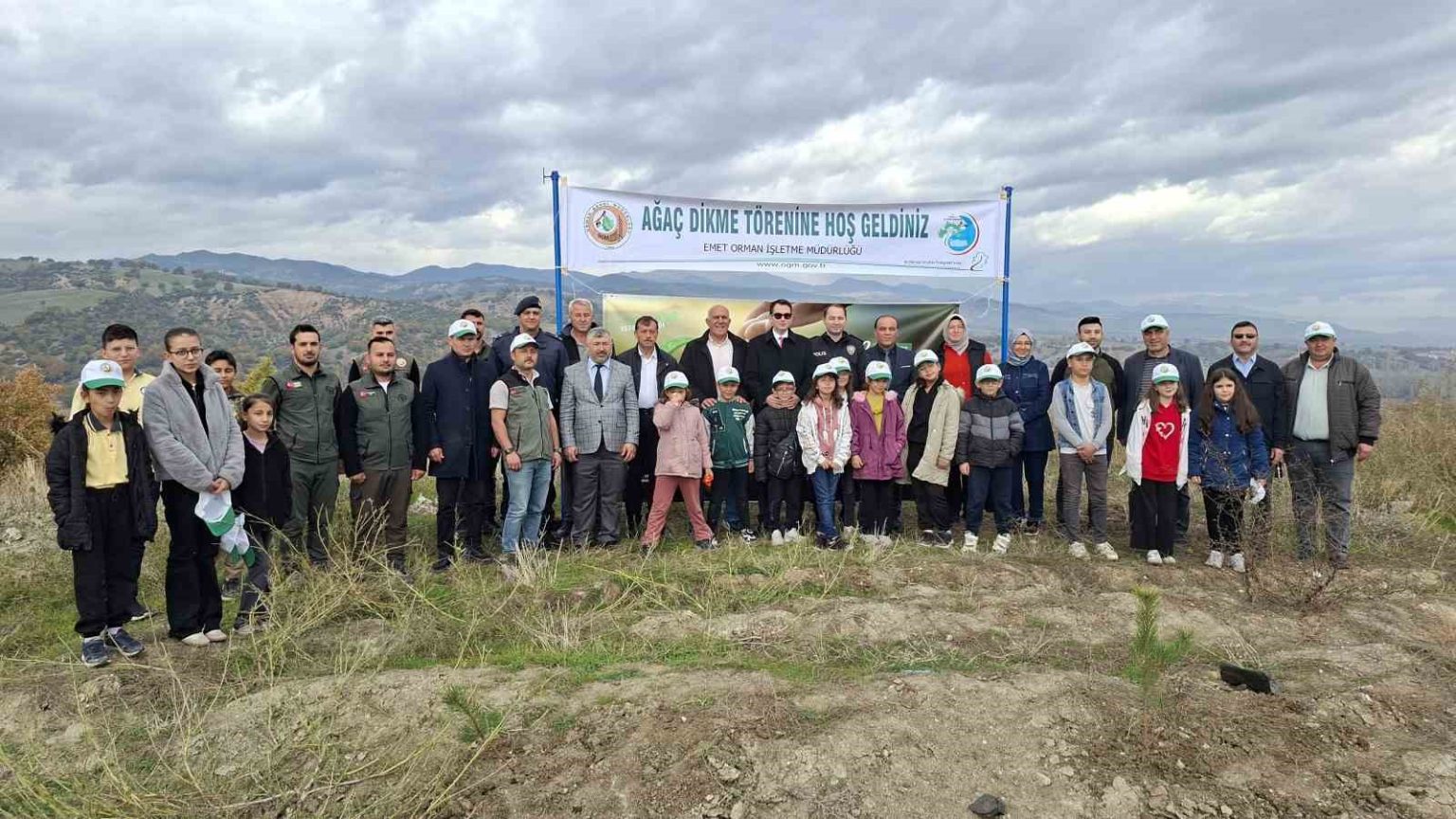 hisarcikta-milli-agaclandirma-gununde-150-fidan-toprakla-bulustu