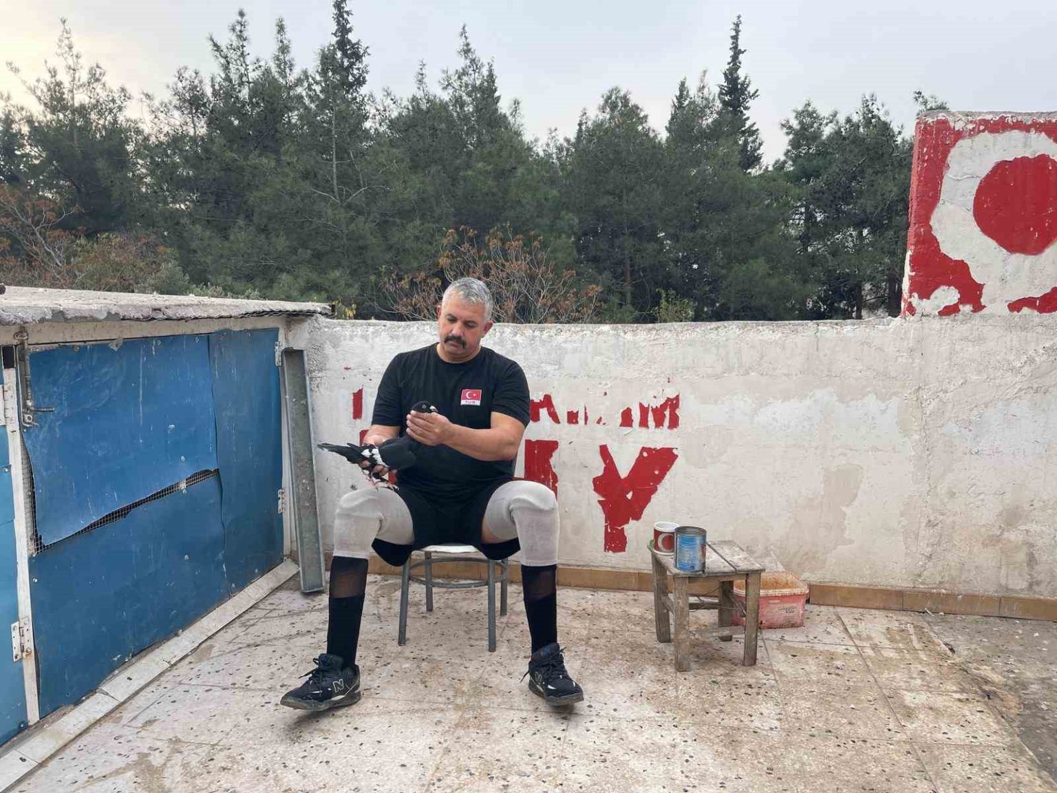 iki-ayagini-kaybetti-guvercinlerle-hayata-baglandi