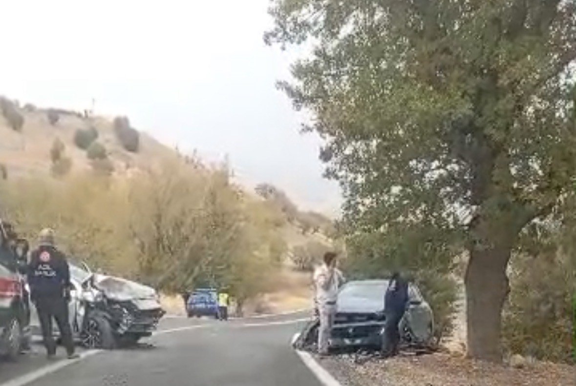 iki-otomobil-carpisti-10-yarali