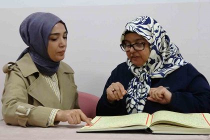 isitme-engelli-kadin-kuran-i-kerimi-bir-ayda-ogrendi