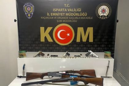 ispartada-yasa-disi-silah-ve-muhimmat-ele-gecirdi