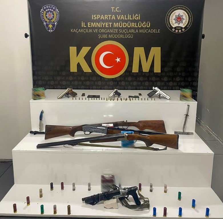 ispartada-yasa-disi-silah-ve-muhimmat-ele-gecirdi