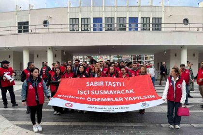 izmir-buyuksehir-onunde-iscilerden-oturma-eylemi