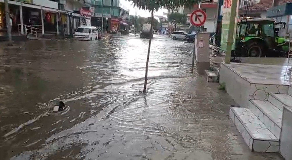 izmirin-kuzey-ilcelerinde-kuvvetli-saganak-yagis