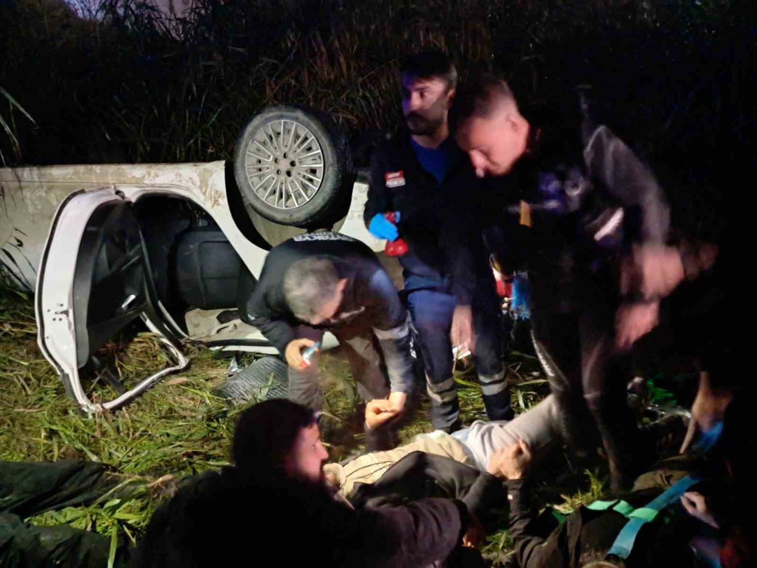 kacak-gocmen-tasiyan-otomobil-asi-nehrine-uctu-9-yarali