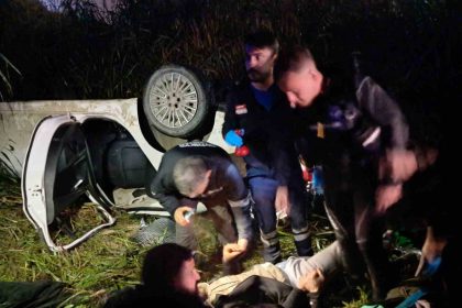 kacak-gocmen-tasiyan-otomobil-asi-nehrine-uctu-9-yarali