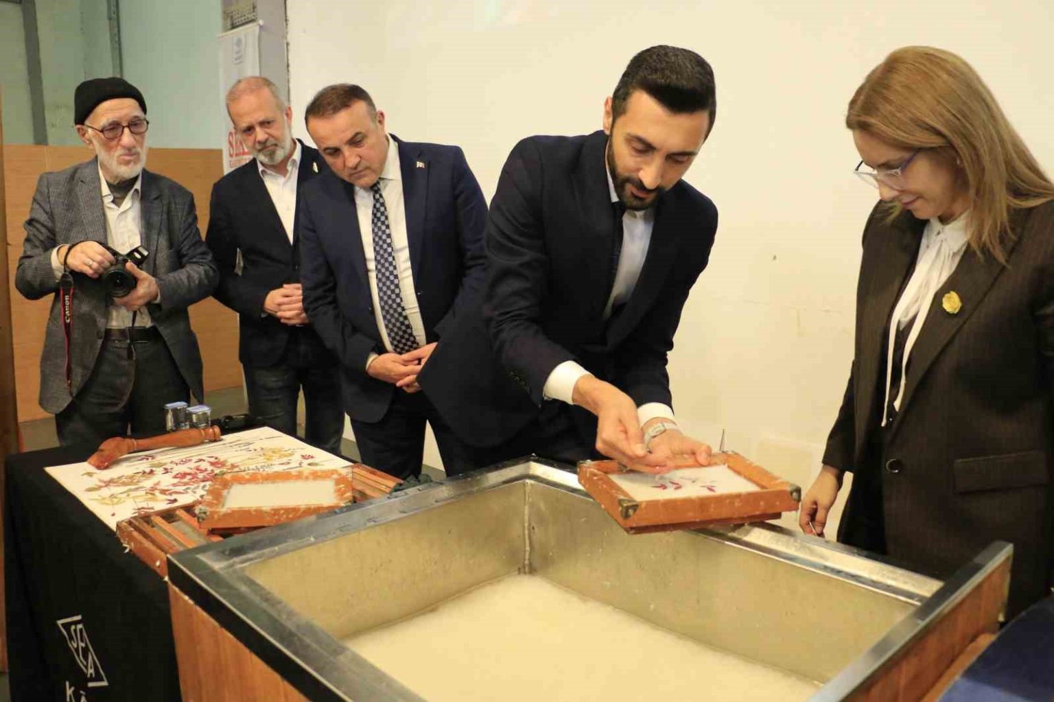 kagitta-acan-cicekler-sergisi-sekada-acildi