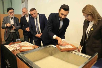 kagitta-acan-cicekler-sergisi-sekada-acildi