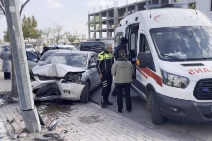 kaza-yapan-surucu-telefonda-ben-ne-yapacagim-dedi-sok-gecirdi