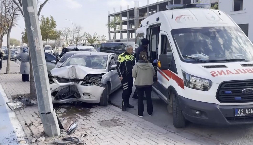 kaza-yapan-surucu-telefonda-ben-ne-yapacagim-dedi-sok-gecirdi