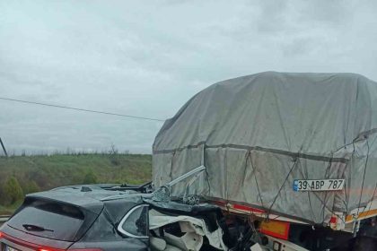 kesanda-otomobil-tirin-dorsesine-carpti-3-kisi-yaralandi